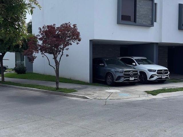 CASA EN RENTA PUERTA LAUREL NORTE
