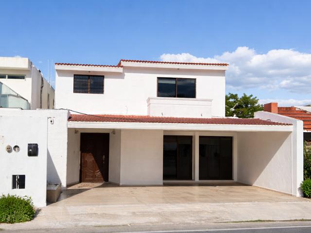 casa en renta para negocio u oficinas sobre calle principal