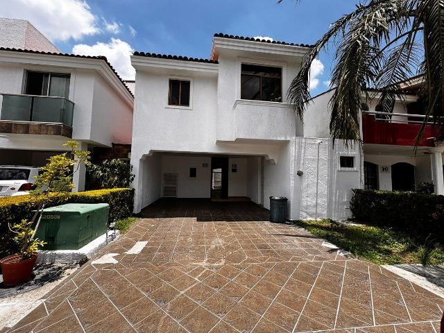 Casa en Renta por Av. Naciones Unidas, Coto Mallorca, Zapopan
