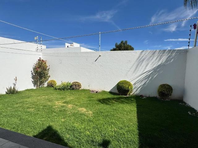 CASA EN RENTA, PRACTICA Y MUY FUCIONAL, CUMBRES DEL LAGO, QUERETARO, MEX