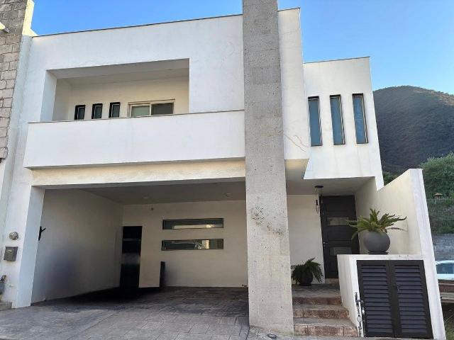 CASA EN RENTA PRIVANZAS V SAN PEDRO GARZA GARCIA NL