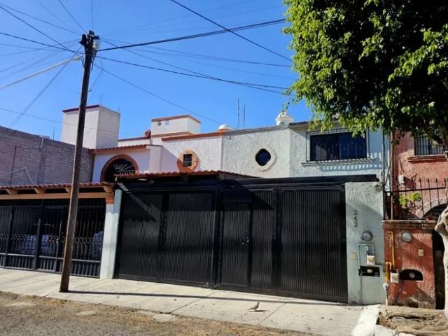 Casa en renta Quetetaro céntrica Puerta del Sol $13,500 | 3 recámaras y cochera 2 autos