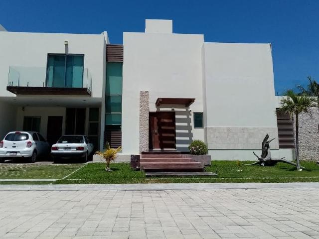 CASA EN RENTA RESIDENCIAL AZUL