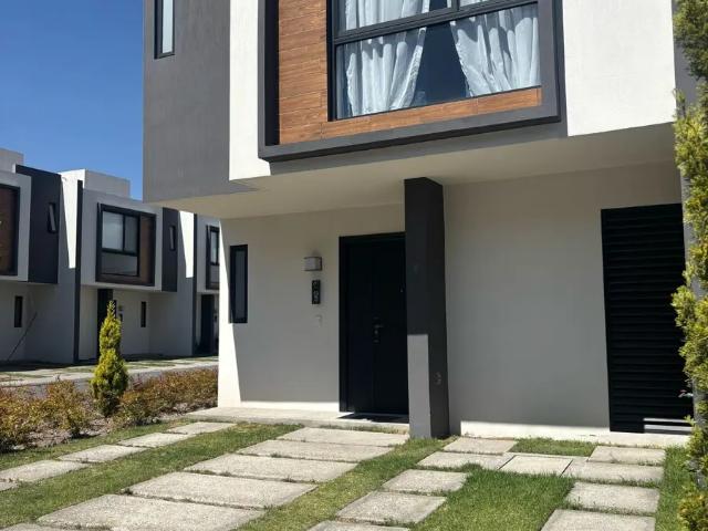 Casa en Renta semiamueblada – Áurea