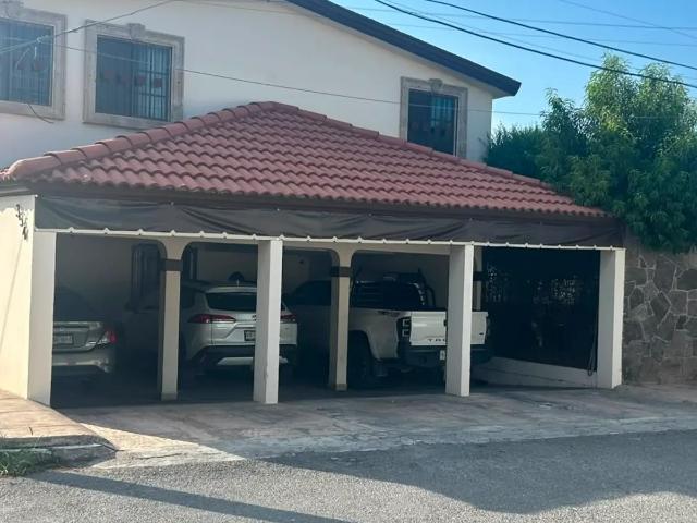 CASA EN RENTA SIN AMUEBLAR UBICADA EN ESQUINA FRACC. DOCTORES SALTILLO, COAH. FAMILIAR U OFICINAS