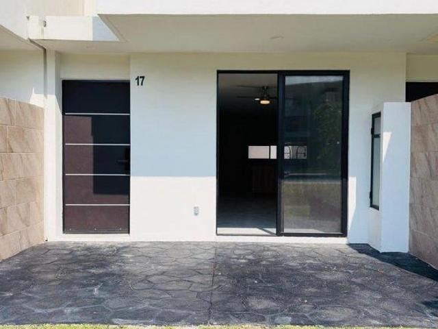 Casa en Renta Sin Amueblar con 3 Habitaciones, Alberca y Amenidades, Xochitepec