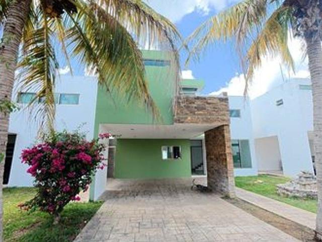 Casa en renta sin amueblar, cuatro recamaras, 2niveles, en privada, Conkal
