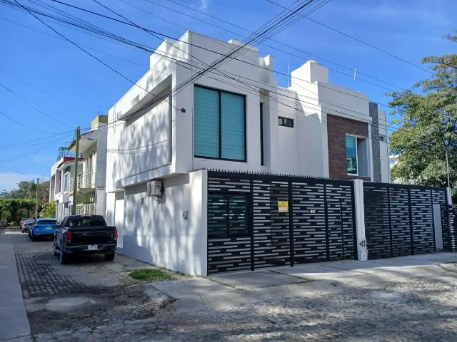 Casa en Renta sin muebles 3 rec. mas estudio, 4 baños, serca de Fluvial Puerto Vallarta