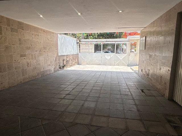 CASA EN RENTA SOBRE UNA DE LAS AVENIDAS MÁS BONITAS EN CHAPALITA