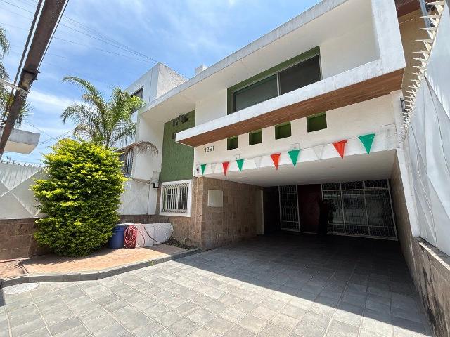 CASA EN RENTA SOBRE UNA DE LAS AVENIDAS MÁS BONITAS EN CHAPALITA