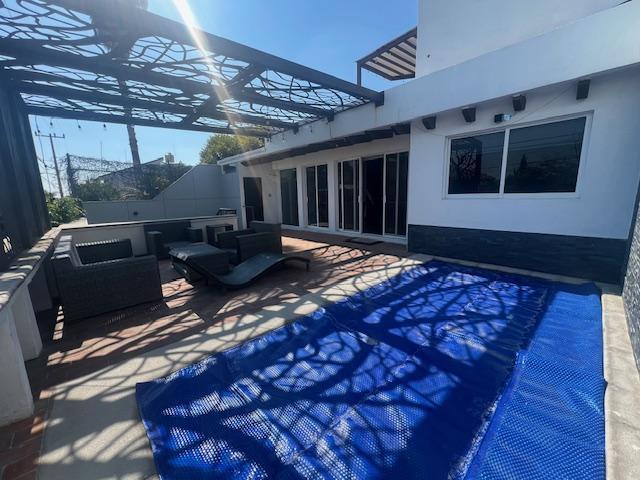 CASA EN RENTA TOTALMENTE AMUEBLADA Y EQUIPADA, CON JARDIN, ALBERCA, TERRAZAS Y AREA DE ASADOS!