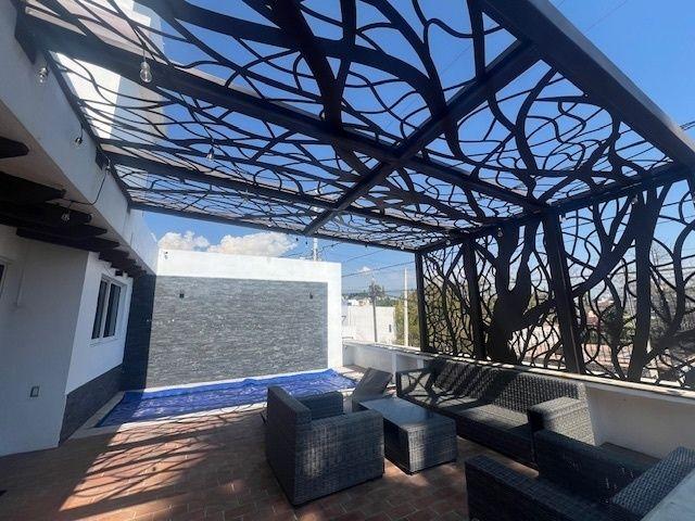 CASA EN RENTA TOTALMENTE AMUEBLADA Y EQUIPADA, CON JARDIN, ALBERCA