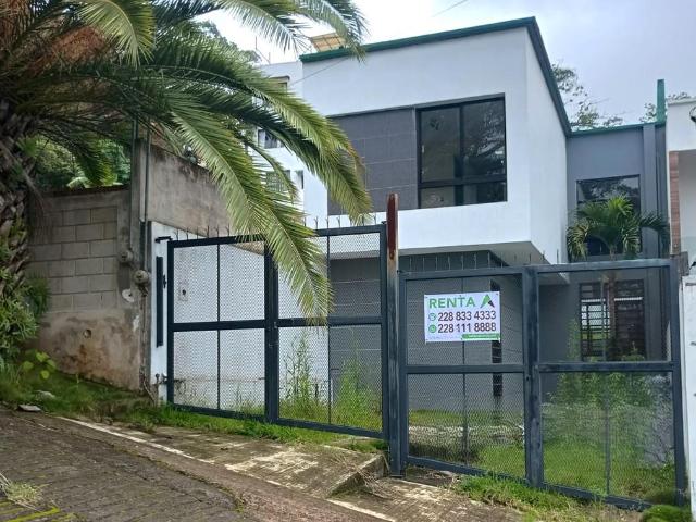 CASA EN RENTA UBICADA CERCA DE LOMAS DE LAS MARGARITAS Y SANTA ROSA