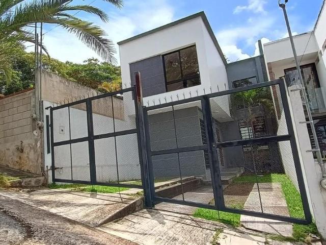 CASA EN RENTA UBICADA CERCA DE LOMAS DE LAS MARGARITAS Y SANTA ROSA