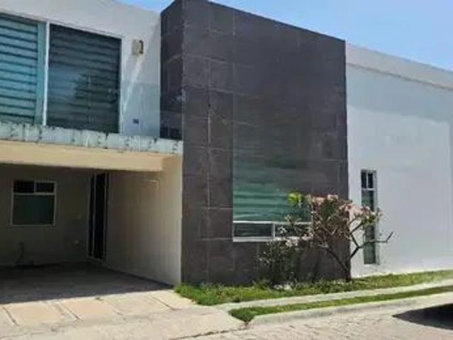 Casa En Renta Ubicada En Esquina En Fraccionamiento Bosques