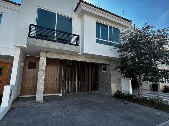 Casa en renta Valle Esmeralda, Av. Sta. Margarita, Jardín Real, Zapopan, Jalisco, México