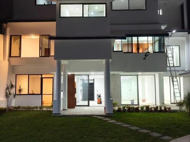 Casa en renta vigilancia seguridad moderna jardín y alberca en Cuernavaca