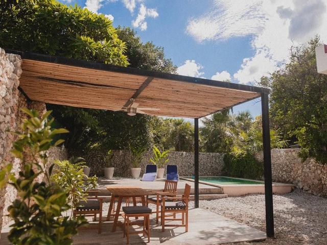 CASA EN RENTA 2 RECAMARAS, ALBERCA, AMUEBLADA MERIDA CENTRO ARC 1068