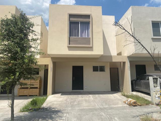 Casa en Renta 3 recamaras amueblada frente a parque colonia privada 24/7