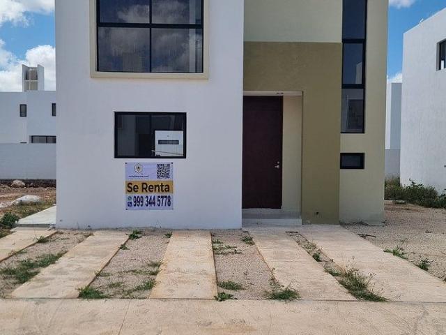 CASA EN RENTA 3 RECÁMARAS CON ALBERCA, PANELES SOLARES ZONA NORTE MERIDA YUCATÁN