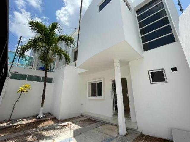 Casa en Residencial Esmeralda Smz 50