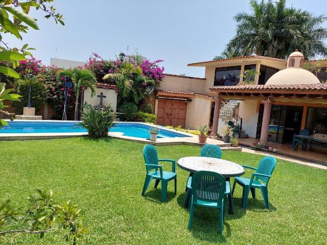 Casa en Sumiya, con amplio jardín y alberca, 4 recámaras