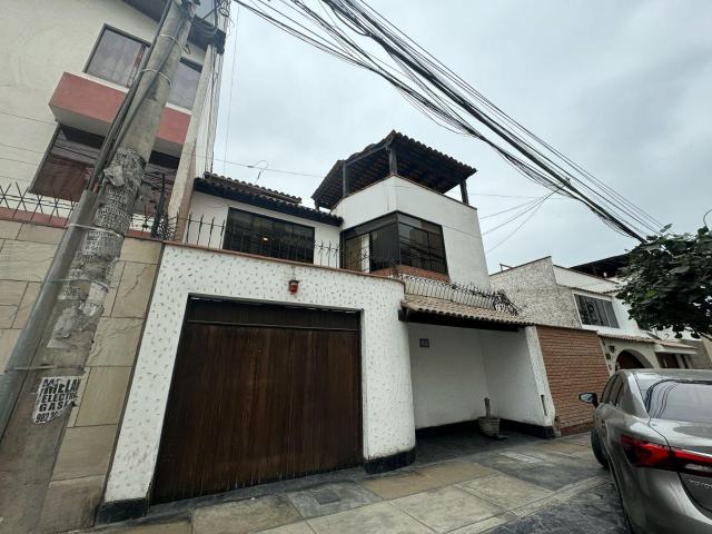 Casa en Surquillo, calle Samiria, excelente estado