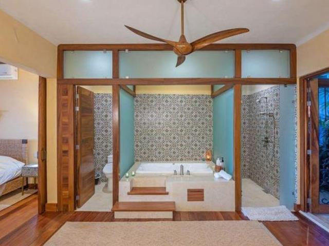 Casa en San Pancho, Riviera, frente al mar con alberca y vista al océano en Venta