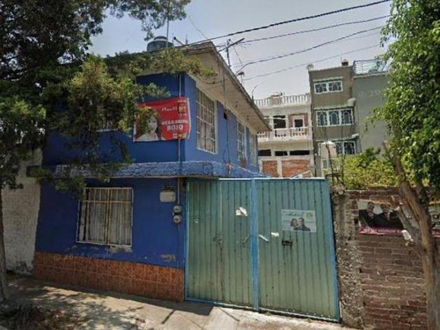 Casa en Santa María Aztahuacan. Precio Único