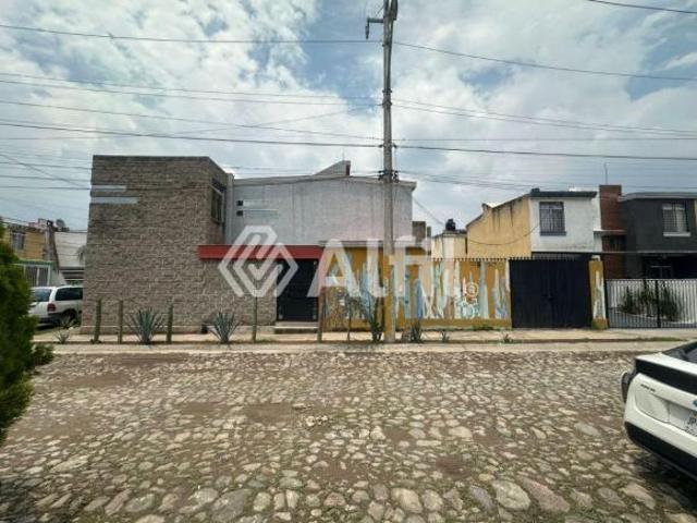 Casa en Santa Anita – 2 niveles, 3 recámaras, cochera y excelente