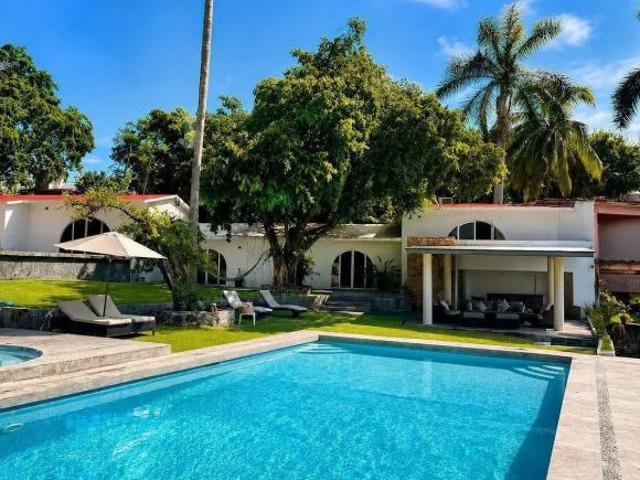 Casa en Tequesquitengo | Residencia de Un Nivel a Orilla del Lago con Muelle, Alberca, Terreno Plano