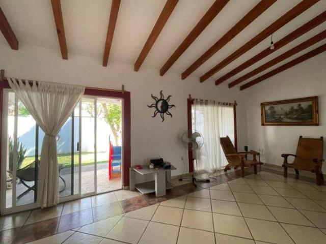 Casa en un nivel con vigilancia