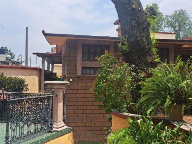CASA EN UNA SOLA PLANTA con gran jardín, salón de fiestas, y acabados en encino y caoba