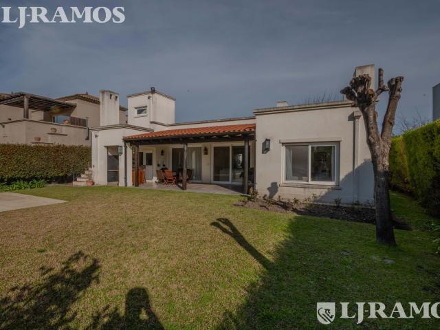 Casa en una sola planta en venta y/o alquiler en Santa Bárbara