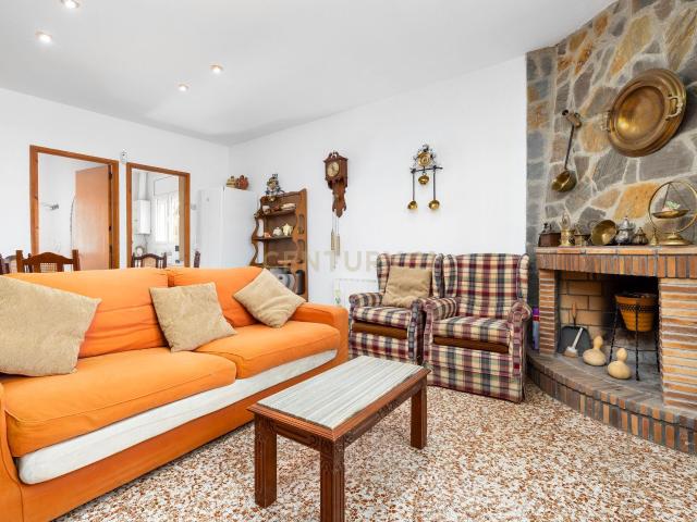 Casa con dos terrenos edificables en zona asfaltada del Mirador del Penedes !