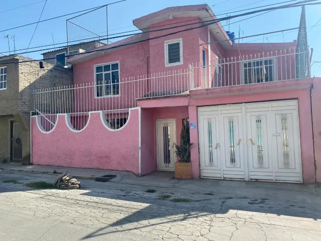 Casa en Valle de Chalco con 4 recámaras y espacio para 2 autos