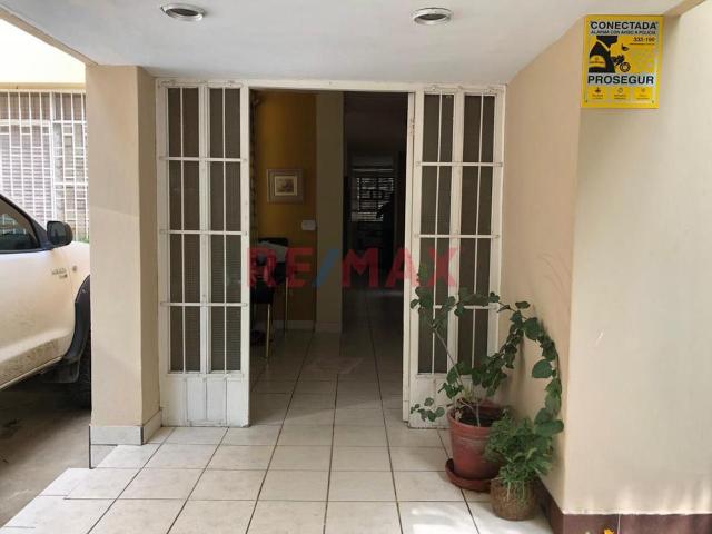 Casa En Venta Miraflores At 301.08 Ac 296 A Una Cuadra Del Parque Quiñones