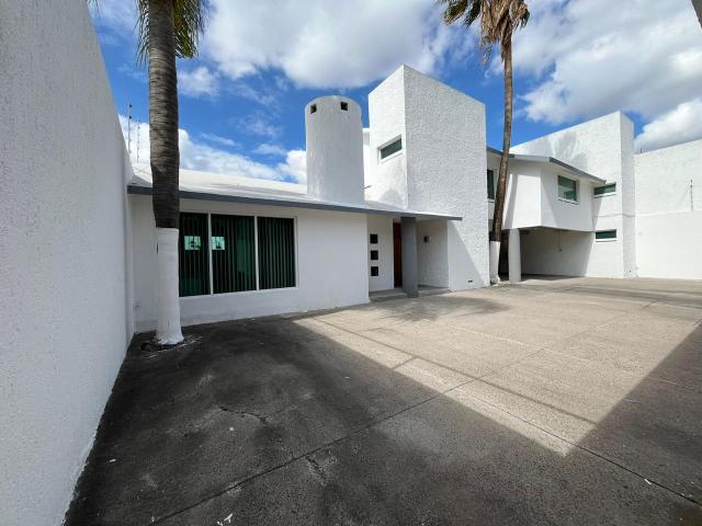 Casa en venta en Quer?taro ?Fraccionamiento Villa Sur! A minutos del centro de la ciudad