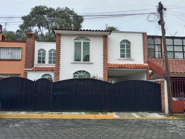 CASA EN VENTA N CONDOMINIO POR PARQUE BICENTENARIO DE METEPEC, TRES RECAMARAS LE CABEN CUATRO AUTOS
