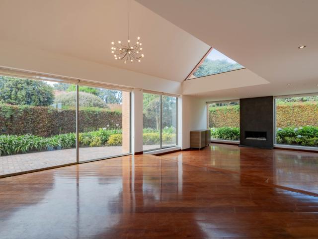 Casa en Venta o Arriendo en Guaymaral, Bogotá 4 Alcobas, 330m2
