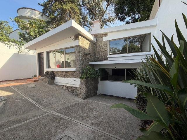 Casa en venta o renta con amplio jardín y con uso de suelo para oficinas