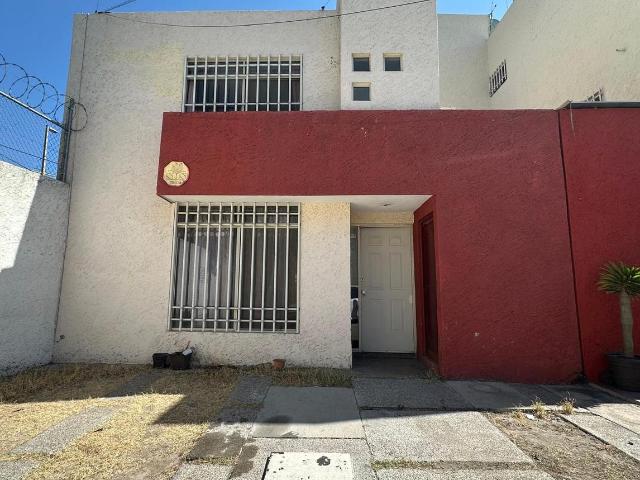 Casa en VENTA O RENTA cerca de Plaza El Dorado