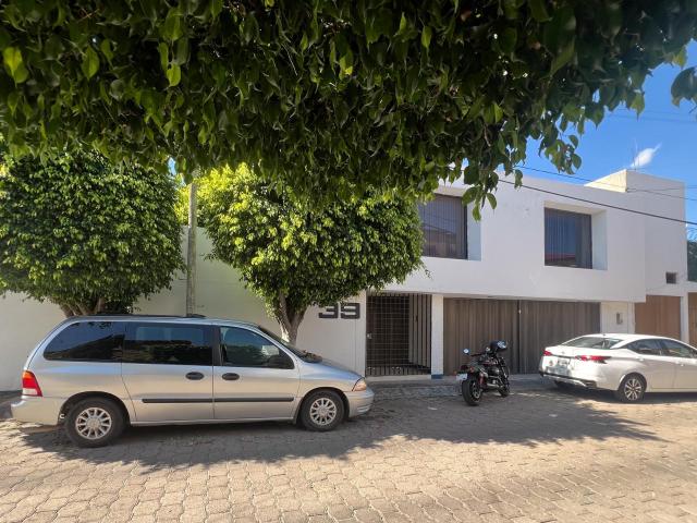 Casa en venta o renta a una cuadra de Los Arcos en Bosques del Acueducto con jard?n y departamento