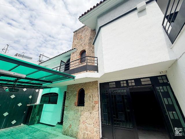 casa en venta o renta en jardines vallarta, 4 recámaras, ideal para oficinas