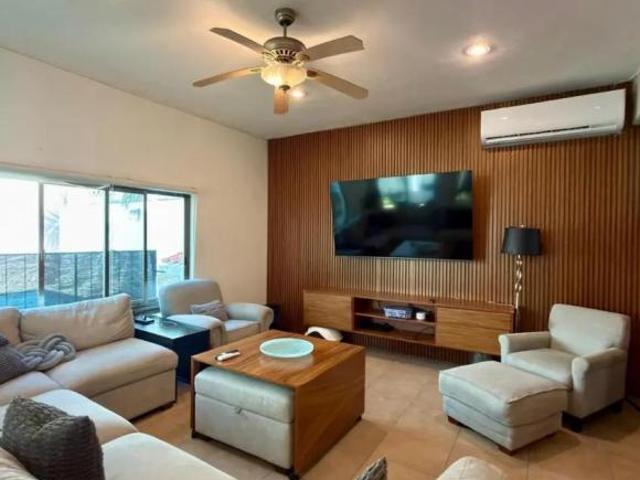 Casa en Venta o Renta en SM 12 Cancún: Ubicación Privilegiada y Amplias Amenidades