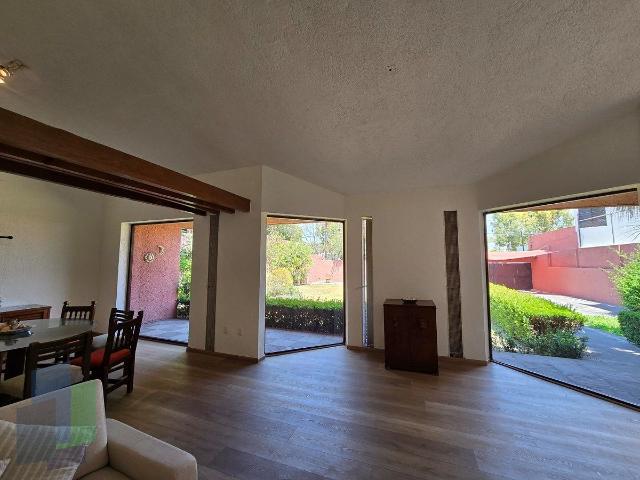 Casa en venta o renta sin muebles con amplio jardín de un nivel