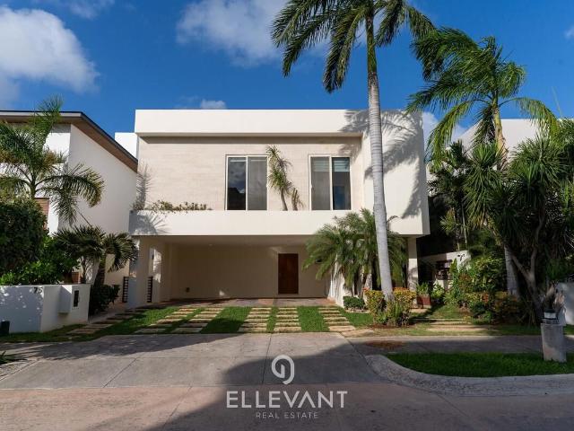 CASA EN VENTA O RENTA PUERTO CANCÚN CANALES