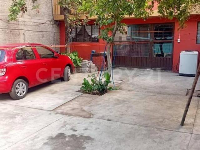Casa con dos locales comerciales en venta en Chimalhuacán, Edo. México