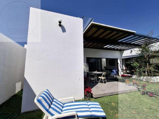 CASA EN VENTA A 10 MINUTOS DE CUERNAVACA, ATRAS DE SUMIYA, EN UN NIVEL, EN UNO DE LOS MEJORES CLIMAS