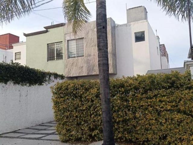 CASA EN VENTA A 2 MIN. DE 5 DE FEBRERO Y LA UAQ